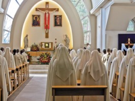 Siostry Zawierzenia na liturgii w kaplicy