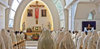 Siostry Zawierzenia na liturgii w kaplicy