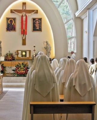 Siostry Zawierzenia na liturgii w kaplicy